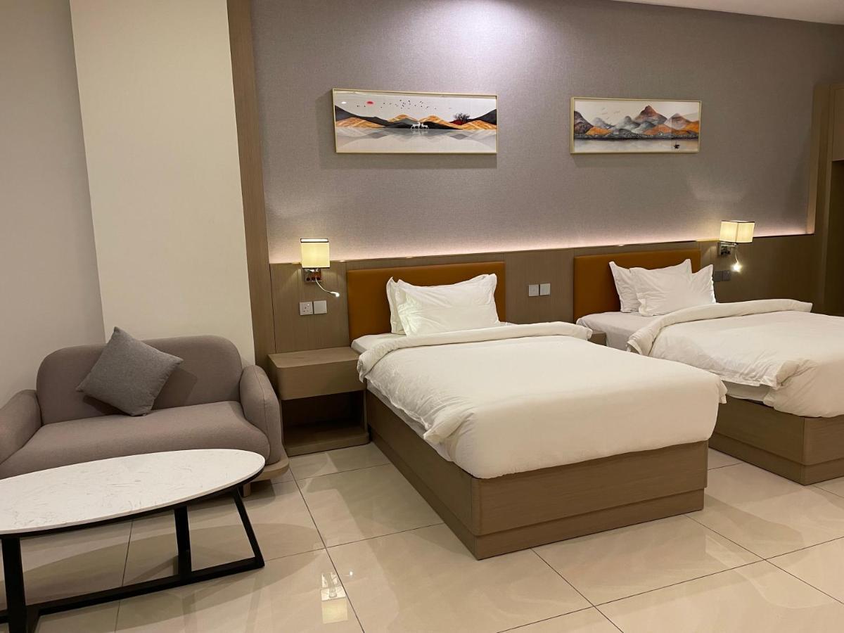 Season Inn Hotel_Al Hail Szíb Kültér fotó