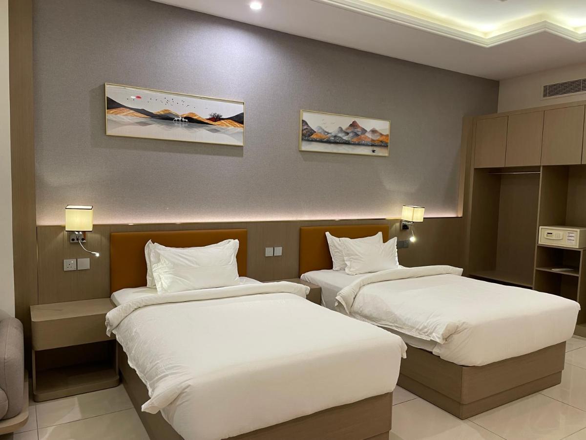 Season Inn Hotel_Al Hail Szíb Kültér fotó