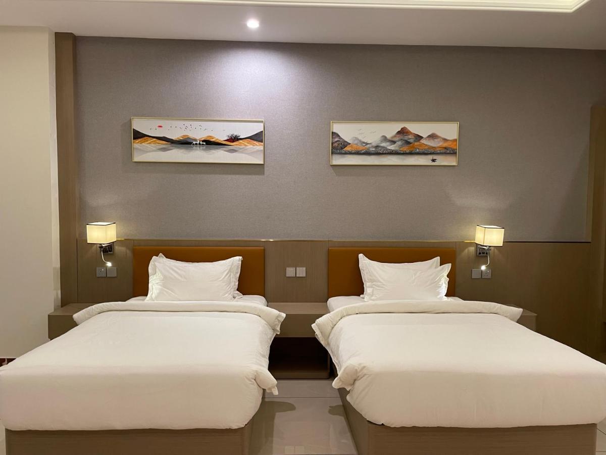 Season Inn Hotel_Al Hail Szíb Kültér fotó