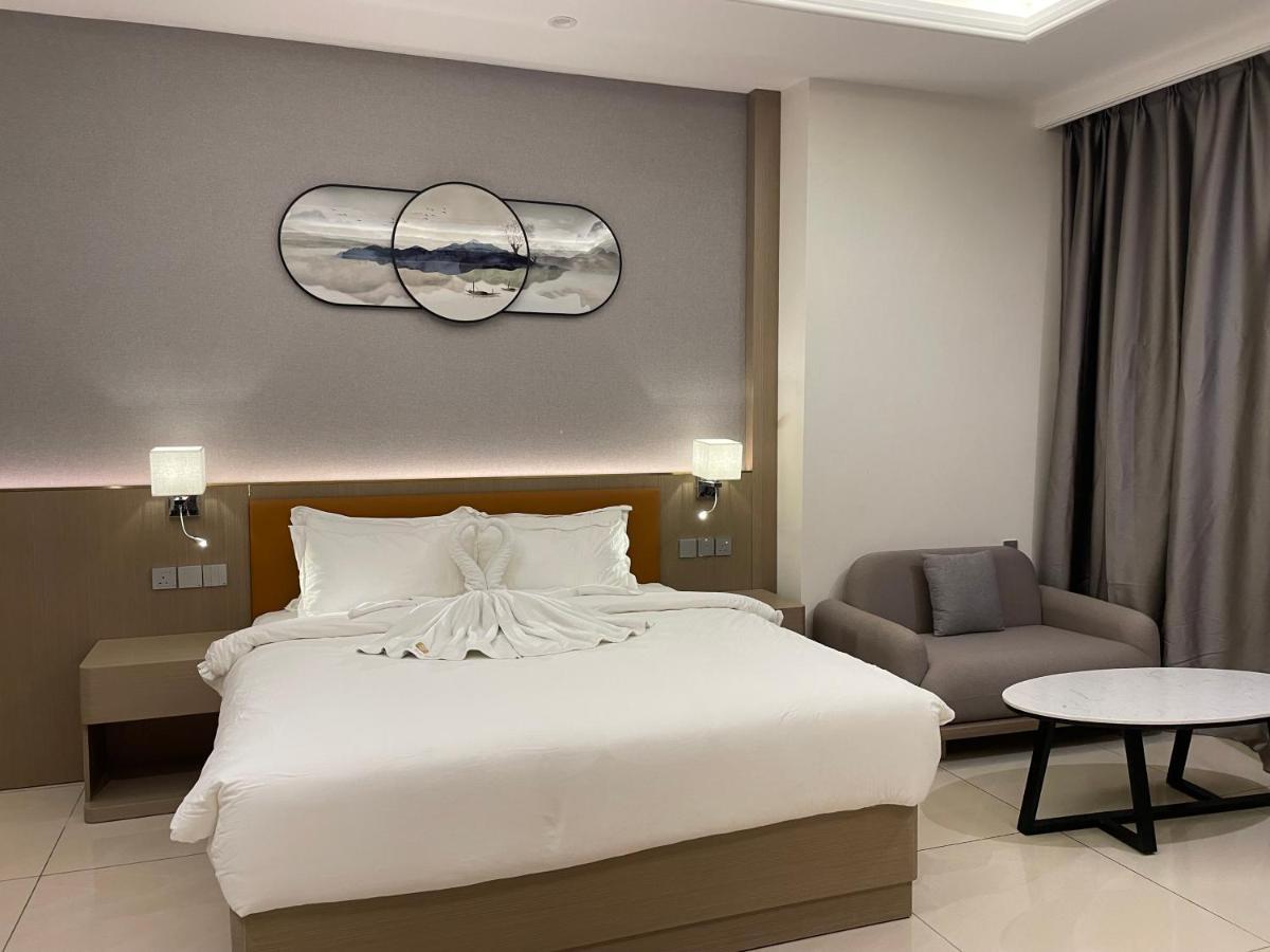 Season Inn Hotel_Al Hail Szíb Kültér fotó